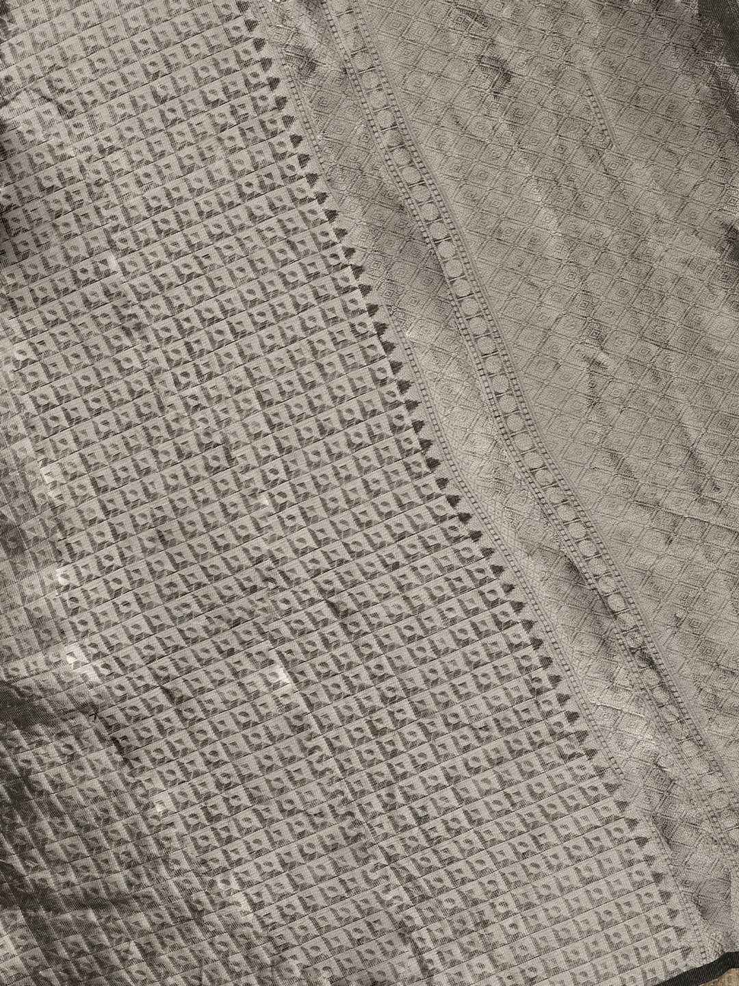 Black Pure Tissue Zari Weave Banarasi Saree_4