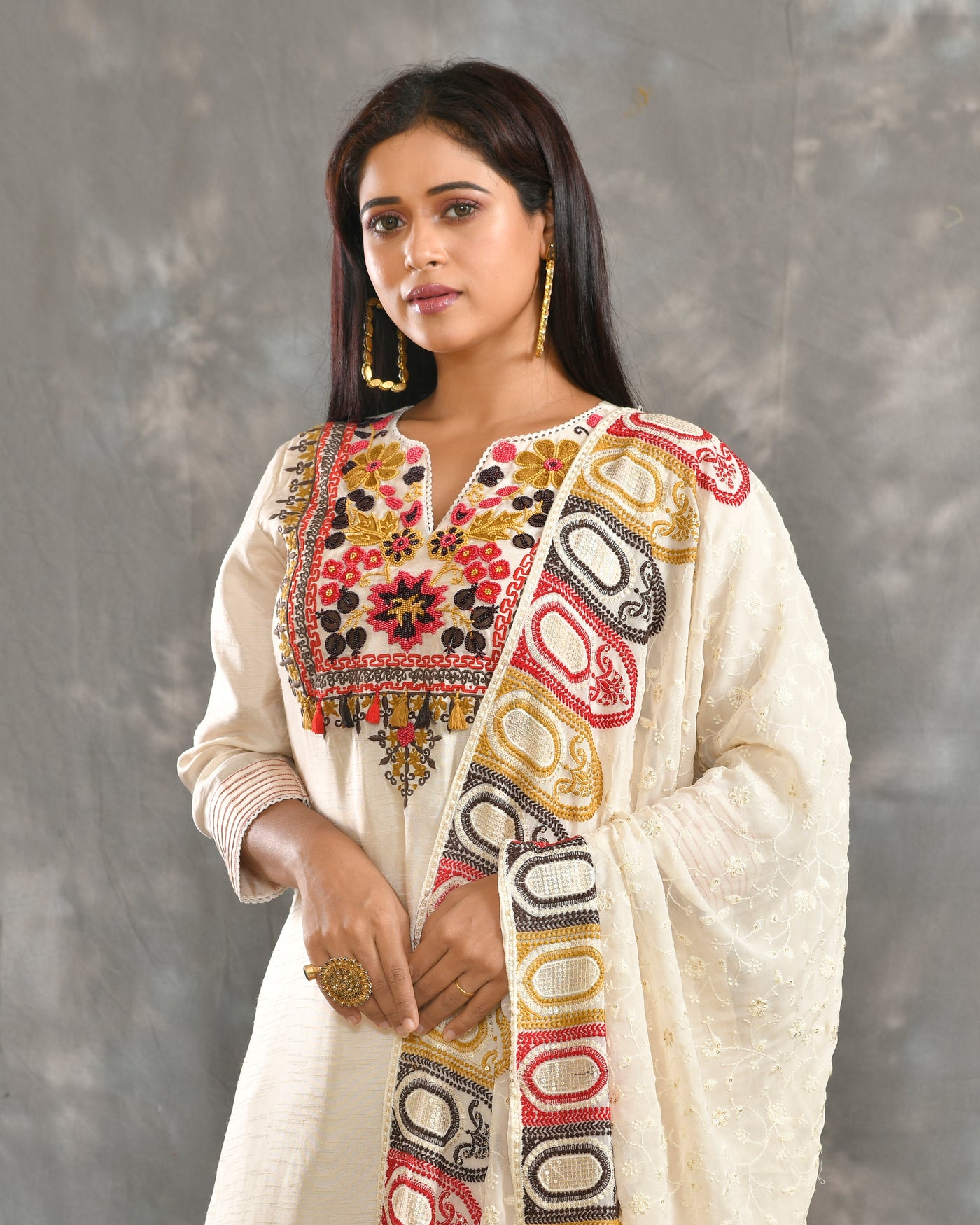 Off-white Dola Silk Hand & Machine Embroidery Ethnic Suit Set
